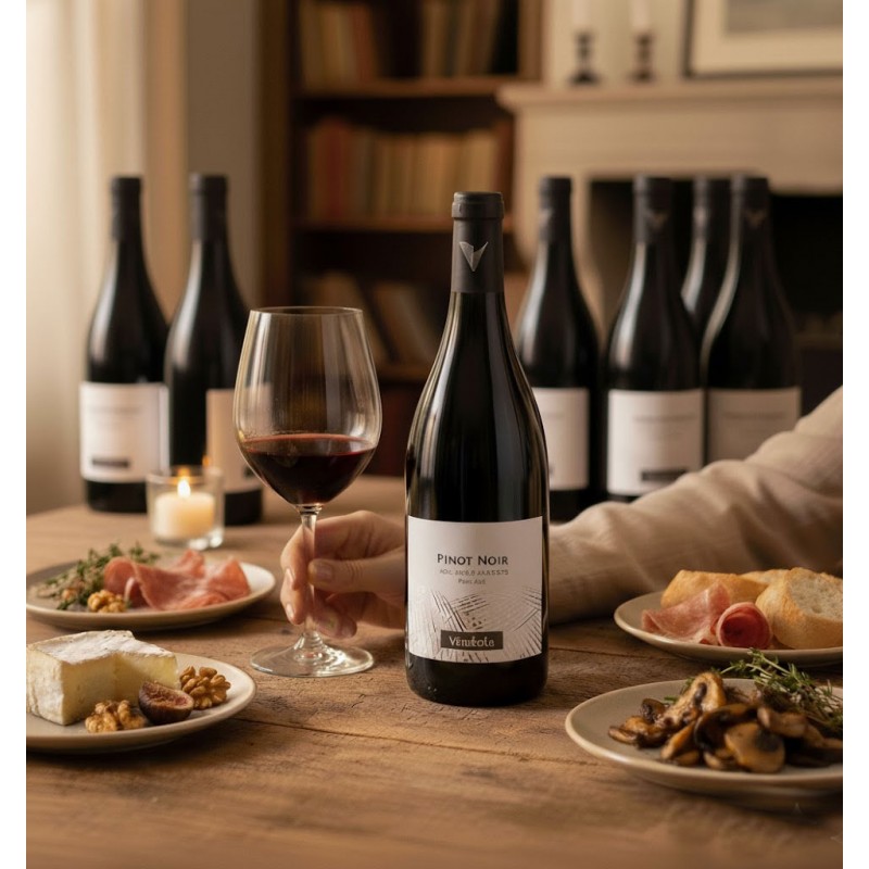 six bouteilles de vin rouge.Chaque bouteille est en verre foncé. Un logo stylisé en forme de « V » de couleur argentée ou grise.Le texte principal sur l'étiquette indique « PINOT NOIR », le cépage du vin. On peut lire « NOS BELLES RANGÉES » et « Pays d'Oc ». Le nom de la marque, « VENDÉOLE »L'éclairage de l'image est uniforme, mettant en valeur les détails des bouteilles et des étiquettes sans ombres dures, ce qui confère à l'ensemble un aspect propre et professionnel, typique des photographies de produits destinées à la commercialisation