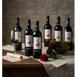 six bouteilles de vin rouge. Une silhouette féminine stylisée vêtue d'une robe rouge fluide, évoquant un mouvement de danse ou de légèreté. Une table en bois rustique recouverte d'une nappe claire. Un verre à pied rempli de vin rouge est posé à gauche, invitant à la dégustation. Une partition de musique enroulée et attachée avec de la ficelle, ainsi qu'une autre partition étalée sur la table, ajoutent une touche artistique et romantique. Une rose rouge unique, avec sa tige et ses feuilles vertes, est délicatement placée sur la nappe, renforçant l'ambiance romantique.Une grappe de raisins rouges foncés avec quelques feuilles vertes. Des guirlandes lumineuses.Un mur de pierres claires.Suggérant un moment de détente et de plaisir autour du vin, de la musique et de la beauté
