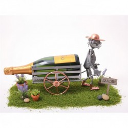 porte-bouteille décoratif et artisanal, d'un jardinier et sa brouette ou charrette rempli par une bouteille de vin.