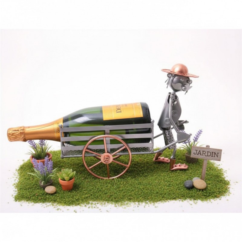 porte-bouteille décoratif et artisanal, d'un jardinier et sa brouette ou charrette rempli par une bouteille de vin.
