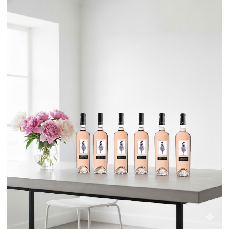 Six bouteilles de vin rosé French alignée sur une table moderne en béton. À gauche, un vase transparent rempli d'un bouquet luxuriant de pivoines roses et blanches apporte une touche de fraîcheur et d'élégance. L'arrière-plan est un mur blanc immaculé avec une grande fenêtre lumineuse, créant une ambiance épurée et contemporaine.