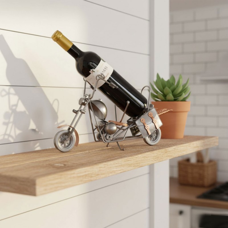 Ce porte-bouteille unique en son genre, en forme de moto chopper, est idéal pour les amateurs de vin et de culture biker. Il maintient élégamment une bouteille de vin, ajoutant une touche d'originalité et de caractère à votre décoration intérieure. Parfait pour un cadeau ou pour exposer votre bouteille préférée avec style.