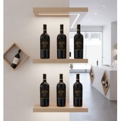 Six bouteilles de vin rouge "Pure Velvet Marselan" dans un décor moderne et élégant.Les bouteilles sont soigneusement alignées sur deux étagères en bois clair, éclairées par des bandes de LED intégrées qui mettent en valeur leurs étiquettes sombres et dorées. Une autre bouteille est exposée de manière créative, inclinée dans une niche murale en bois de forme carrée.Un espace de dégustation ou une boutique haut de gamme, avec un comptoir blanc et des présentoirs assortis, créant une atmosphère de luxe et de sophistication.